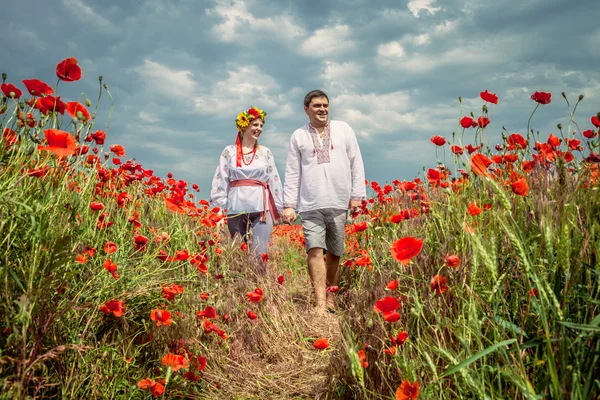 Young ukrainian couple in national clothes – stockfoto