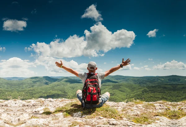 Man greeting amazing rich nature on the top of mountain — Stock Photo, Image