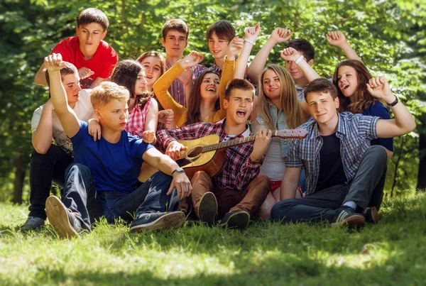 Grupo de jovens cantando expressiva — Fotografia de Stock