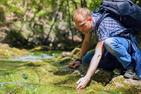 Hombre cara refrescante con agua — Foto de Stock