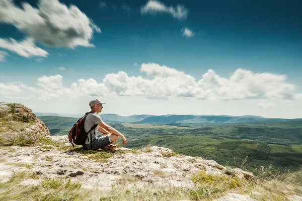 Homem caminhante no topo de uma montanha — Fotografia de Stock