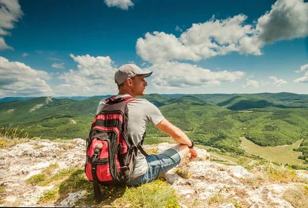 Man hiker on top of a mountain — Stock Photo, Image