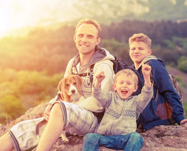 Familia feliz retrato al aire libre — Foto de Stock