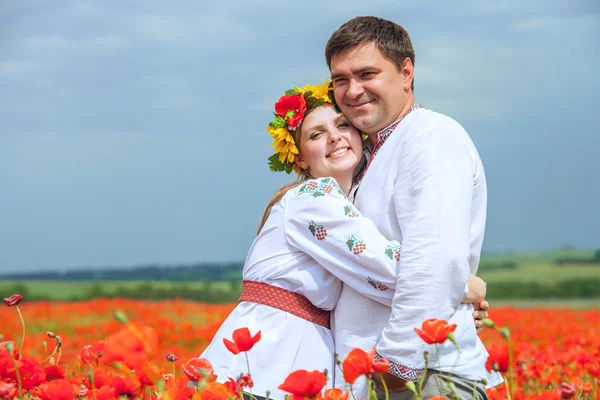 夫妇在乌克兰的民族服装 — 图库照片