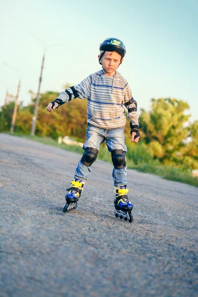 Eerste stappen in skate, rolling — Stockfoto