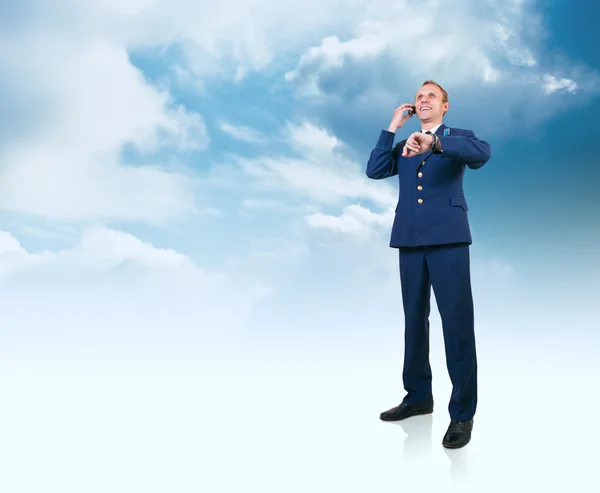 Havacılıkta mavi gökyüzü arka plan üzerinde üniforma genç adam — Stok fotoğraf