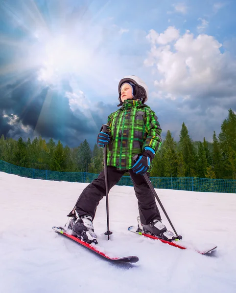 Kleine Skifahrer im Skigebiet Berg — Stockfoto