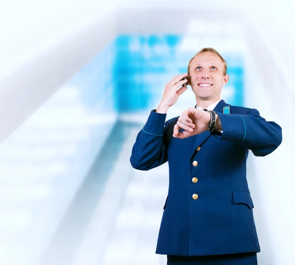 Jovem piloto falando pelo telefone celular — Fotografia de Stock