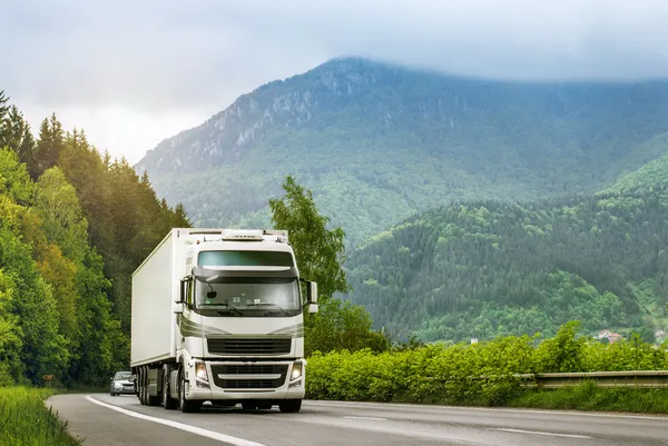 Truck on highway in the highlands — Stock Photo, Image