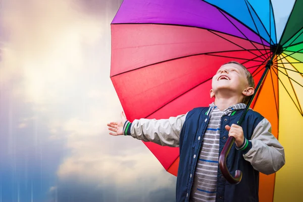 Portrait de garçon heureux avec parapluie lumineux arc-en-ciel — Photo