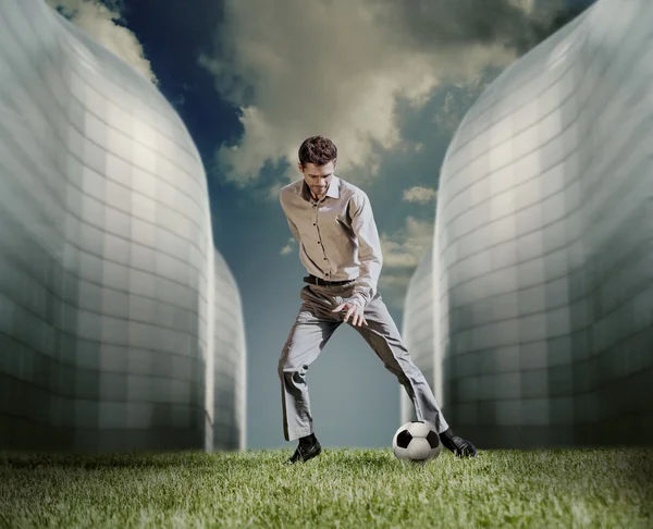 Uomo vestito casual giocando a calcio — Foto Stock