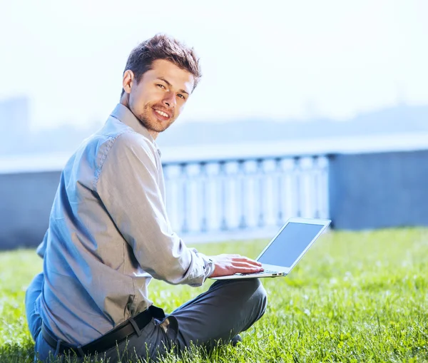 Muži, kteří pracují na notebooku venkovní — Stock fotografie