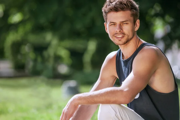 Hombre joven retrato al aire libre — Foto de Stock