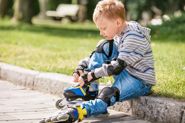 Little boy lace his roller skate — Foto Stock