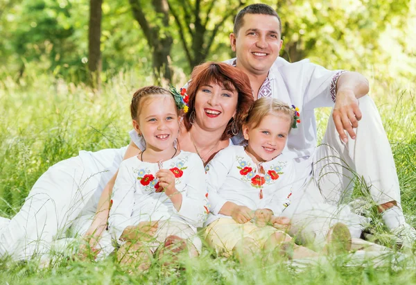 Familj med två döttrar — Stockfoto