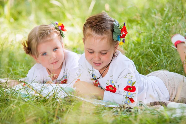 Små flickor läser böcker — Stockfoto