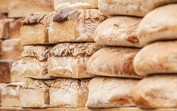 Grandi pagnotte di pane fatto in casa — Foto Stock