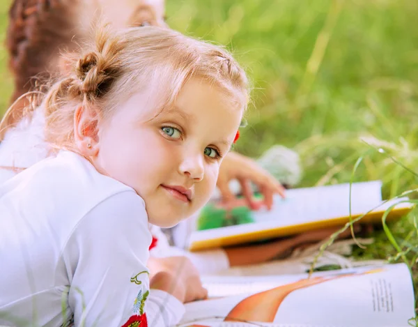 Petites filles lisant un livre — Photo