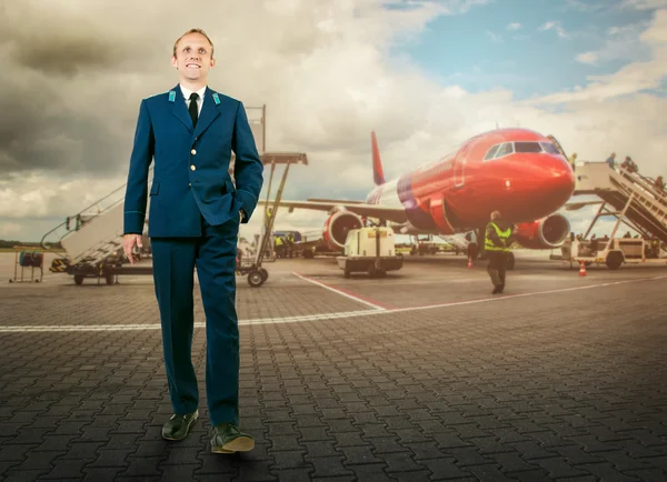 空港周辺の航空機制服の男 — ストック写真