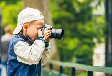 fotoğraf çekimi ile fotoğraf makinesi küçük çocuk yapar