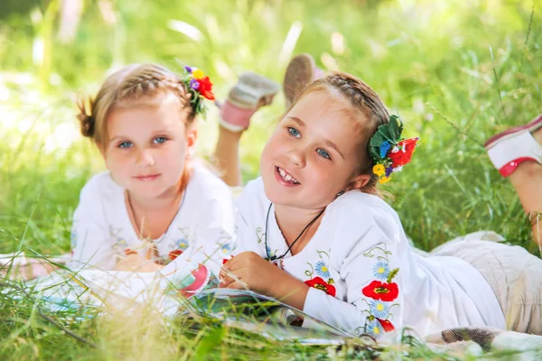 Zusters verhalen lezen — Stockfoto