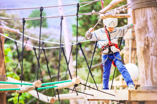 Jongen beoefenen lucht bijhouden in touw park — Stockfoto