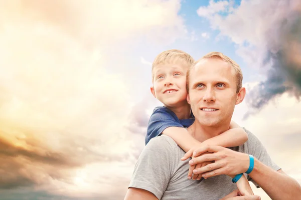 Padre con hijo pequeño retrato en el fondo de ky —  Fotos de Stock