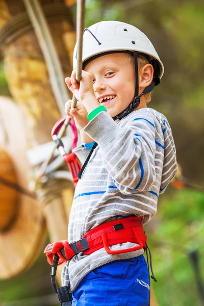 Little boy on the rope track — Stock Photo, Image