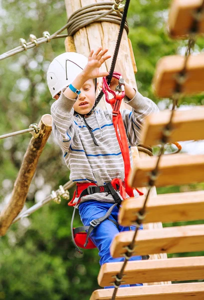 Boy climbing rope-ladder — Stock Photo, Image