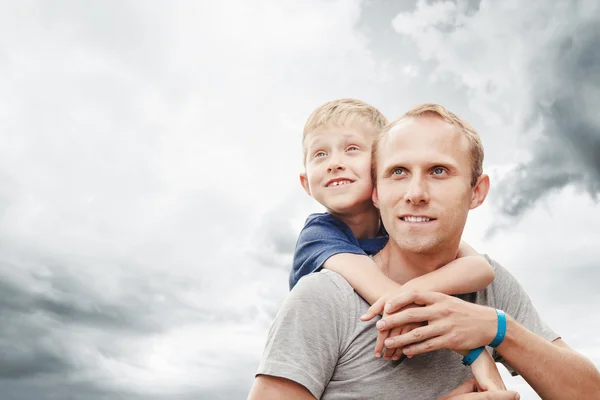 Piccolo figlio abbraccia suo padre — Foto Stock