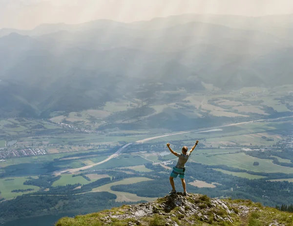 Екстремальний бігун піднімається на вершину гори — стокове фото