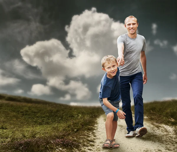 Γιο με πατέρα που τρέχει — Φωτογραφία Αρχείου