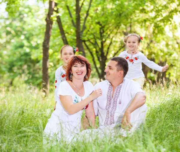 Couple with little daughters — Stock Photo, Image