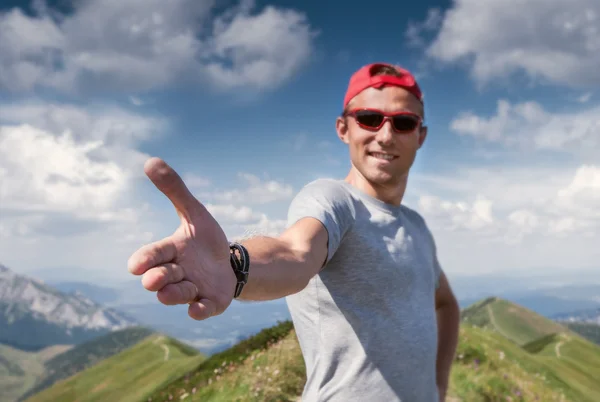 Чоловік дає руку на гірській стежці — стокове фото