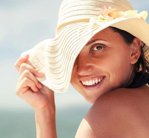 Mujer en sombrero de verano grande — Foto de Stock