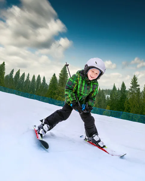 Mały narciarz schodząc z snowy wzgórza — Zdjęcie stockowe