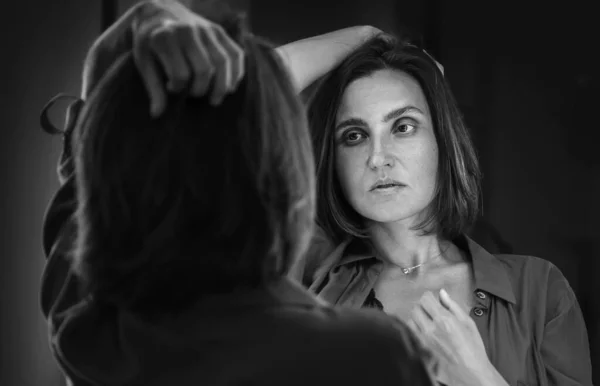 Чувственный Низкочастотный Портрет Соблазнительной Женщины Смотрящей Зеркальное Отражение Взъерошивает Волосы — стоковое фото