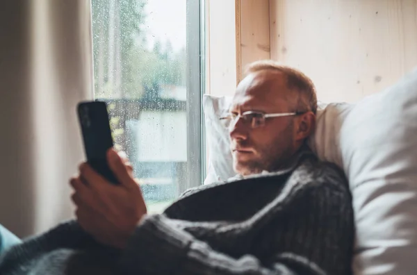 Fönsterglas Med Regndroppar Foto Med Medelålders Man Klädd Varm Stickad — Stockfoto