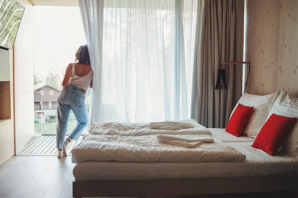 Eine Frau Blue Jeans Steht Auf Dem Balkon Eines Waldhauses — Stockfoto