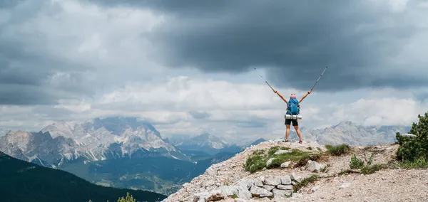 意大利南蒂罗尔特雷西梅迪拉瓦雷多地层附近 背负着背包的女远足者举着远足杆站在风景如画的白云石阿尔卑斯山边 积极的人与山区概念 — 图库照片