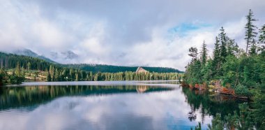 High Tatras 'taki Strbske Pleso' nun panoramik manzarası 1350 metrede bir dağ gölü. Slovakya 'da popüler yürüyüş yolları, kayak merkezleri ve dinlenme merkezleri.