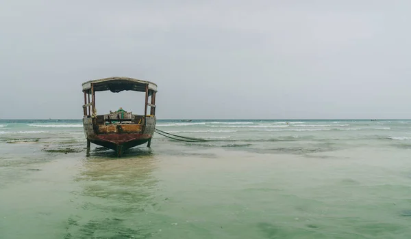 Grunt Atoll Sandstrand Med Ensam Fiskare Båt Lågvatten Nungwi Stranden — Stockfoto