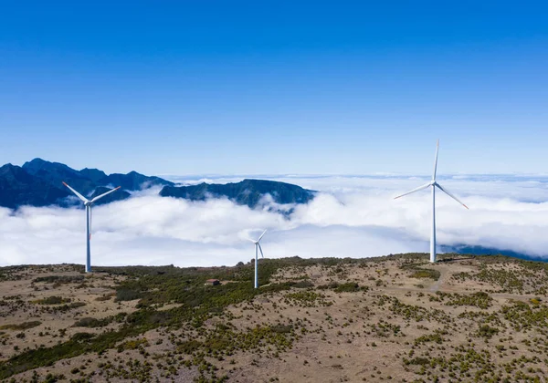 Vindgeneratorer Med Över Moln Bakgrund Och Blå Himmel Klar Sommardag — Stockfoto