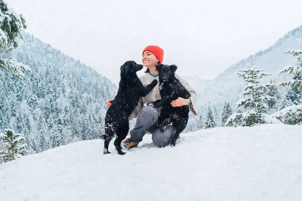 Uma Jovem Mulher Roupas Quentes Caminhando Seus Cães Uma Pitoresca — Fotografia de Stock