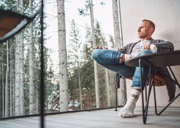 Porträtt Medelålders Man Klädd Öppen Kofta Jeans Och Varma Strumpor — Stockfoto