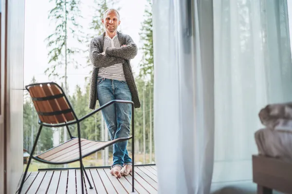 Helkroppsporträtt Uppriktigt Leende Medelålders Man Klädd Öppen Kofta Jeans Skogshusets — Stockfoto