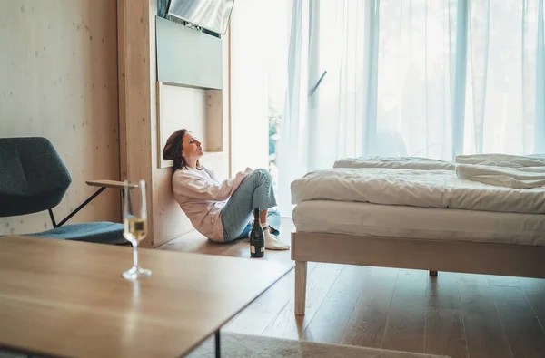 Mujer Triste Sentada Suelo Junto Ventana Del Dormitorio Con Una —  Fotos de Stock