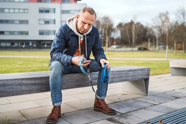 Bruten Med Sorg Mannen Som Hund Ägare Sörjande Sitter Bänk — Stockfoto