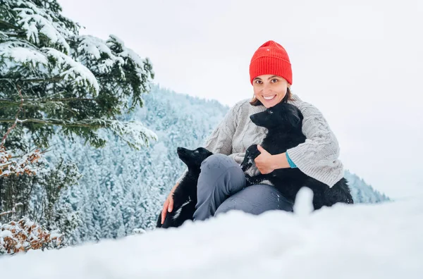 Karlı Dağlarda Iki Köpeğini Gezdiren Kalın Elbiseli Genç Bir Kadın — Stok fotoğraf