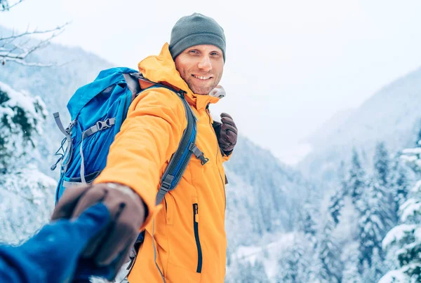 Happy Lachende Man Gekleed Helder Oranje Softshell Jas Met Rugzak — Stockfoto